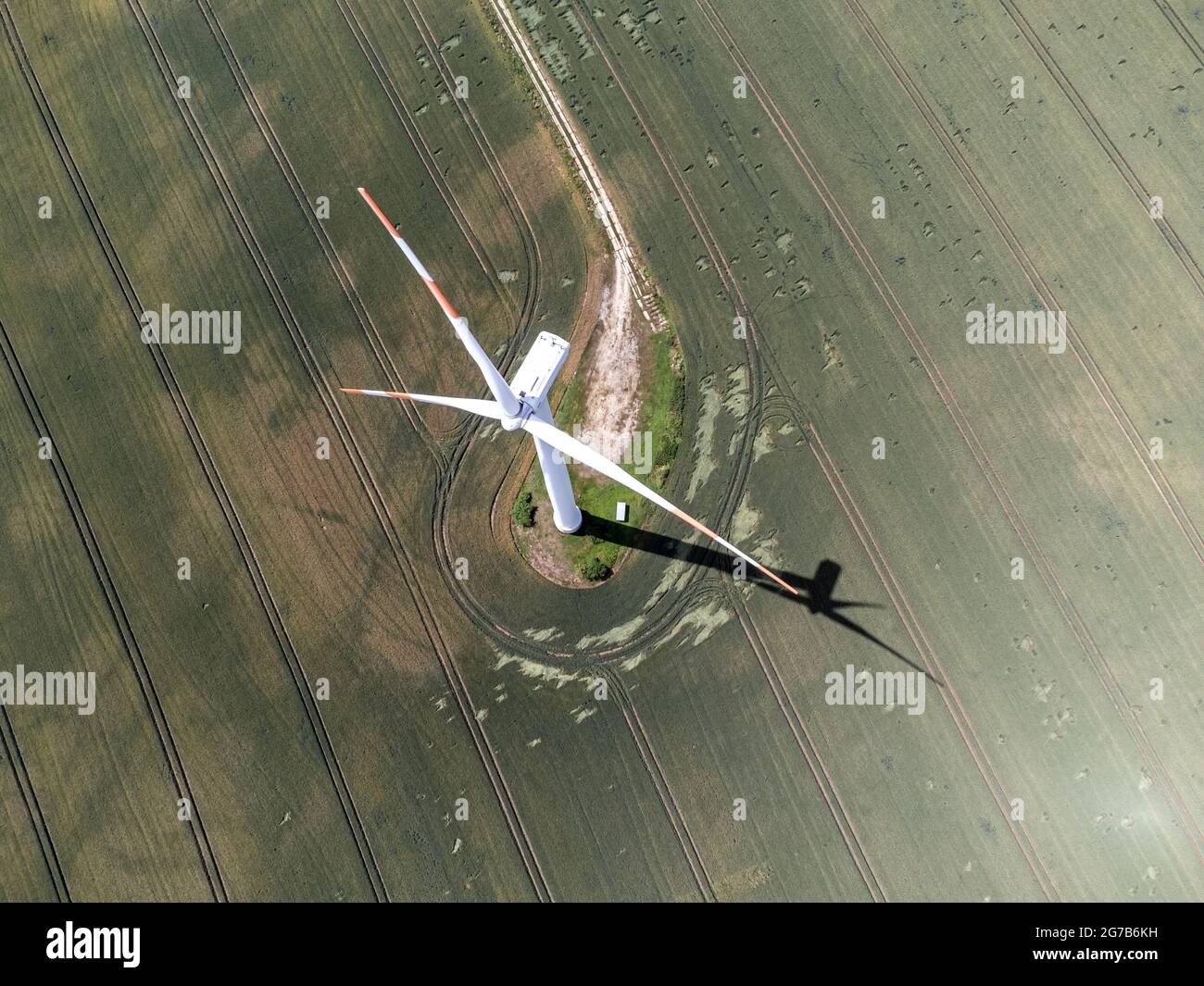 Vista aerea di una turbina eolica in un campo Foto Stock