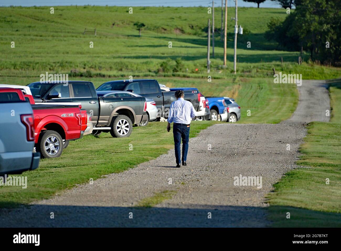 L'ex governatore del Kansas, il Dr. Jeff Colyer, torna al suo pick up durante il picnic annuale del partito repubblicano della contea di Lione. 11 luglio 2021 in Kansas. Credito: Mark Reinstein/MediaPunch Foto Stock