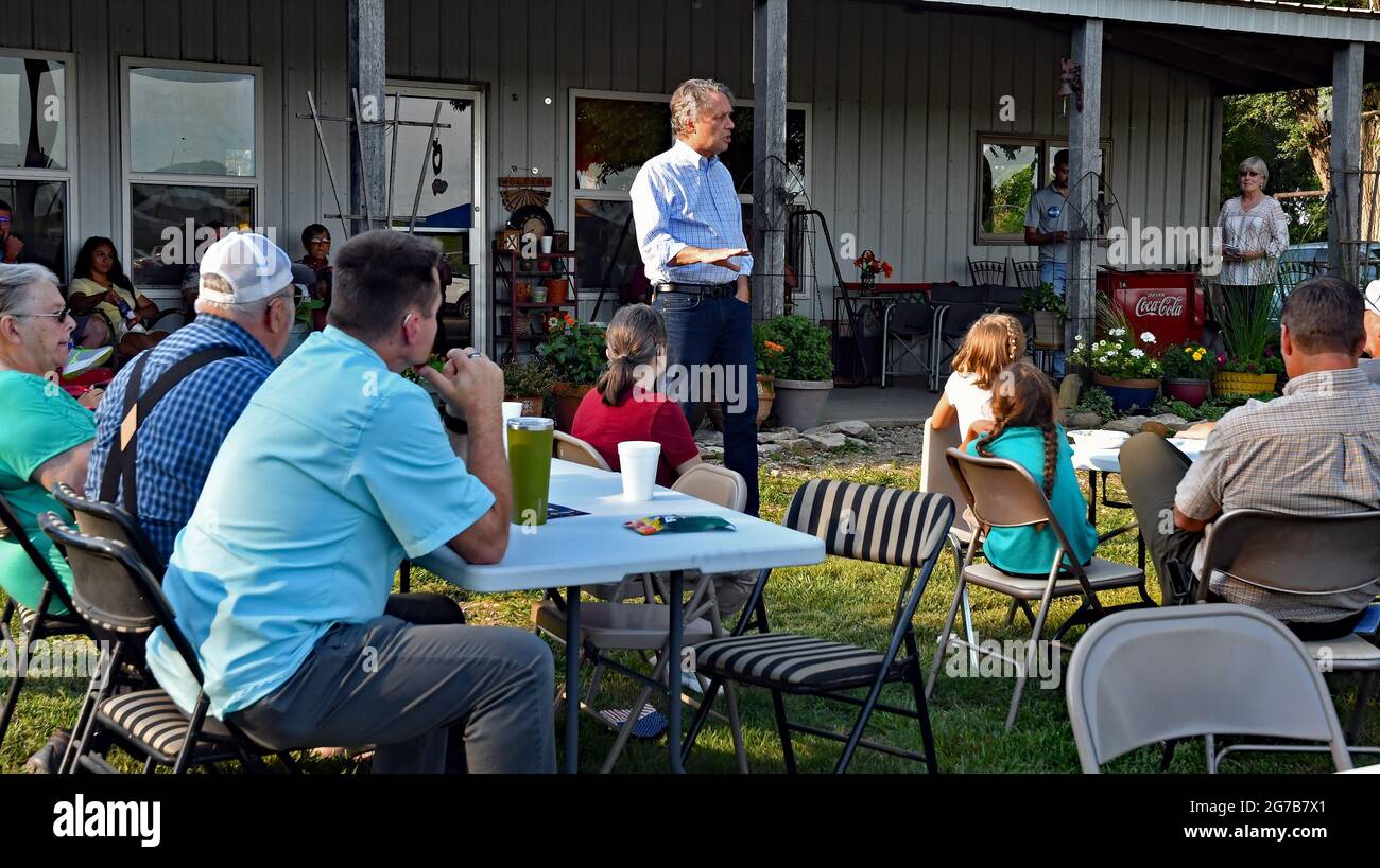 L'ex governatore del Kansas, il Dr. Jeff Colyer, si rivolge al Lyon County Republican Party picnic annuale. Colyer è un candidato alle prossime elezioni primarie per il Governatore. 11 luglio 2021 in Kansas. Credito: Mark Reinstein/MediaPunch Foto Stock