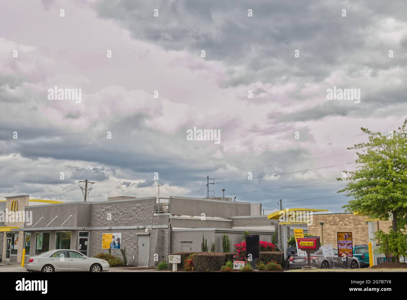 Augusta, GA USA - 04 15 21: Linee al McDonald's drive thru e edificio - Columbia Road Foto Stock