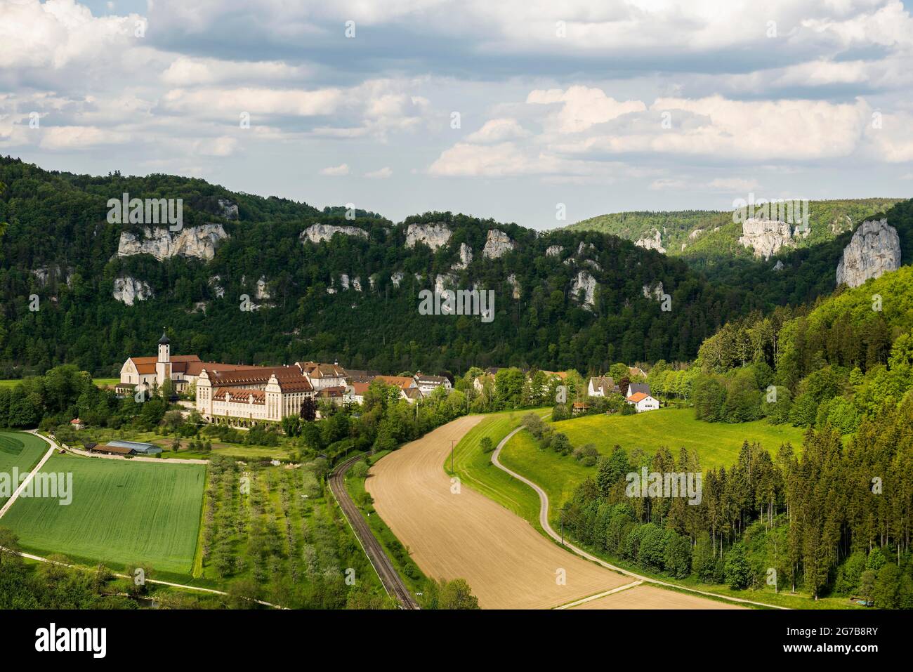 Vista dal Knopfmacherfelsen al Monastero di Beuron, vicino a Fridingen, Parco Naturale dell'Alto Danubio, alta Valle del Danubio, Danubio, Alb Svevo Foto Stock