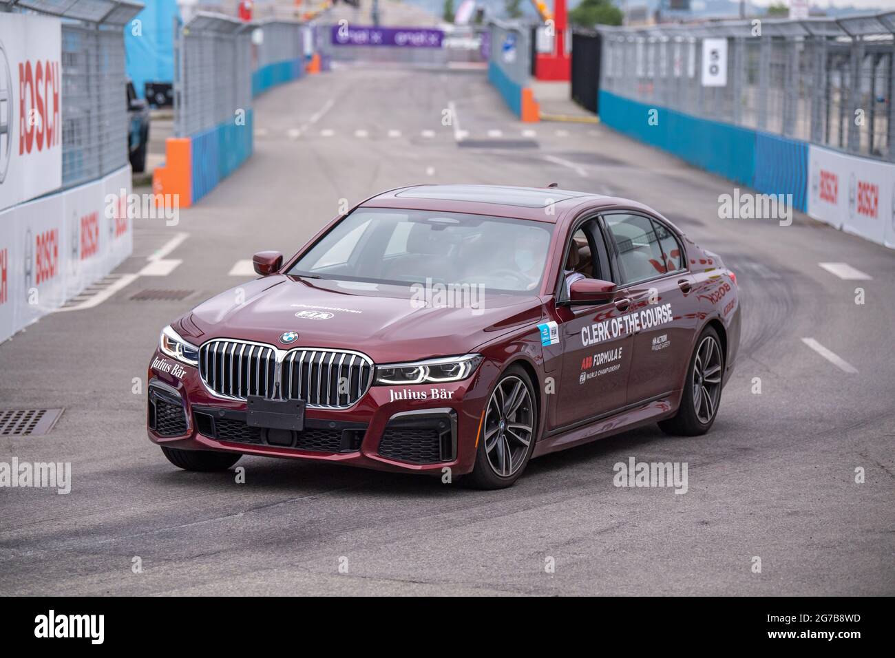 New York, Stati Uniti. 11 Luglio 2021. Il clerk del corso di auto effettua un'indagine in pista prima di iniziare le qualifiche per il campionato ABB FIA di Formula e, round 11 e-Prix a New York. Credit: SOPA Images Limited/Alamy Live News Foto Stock