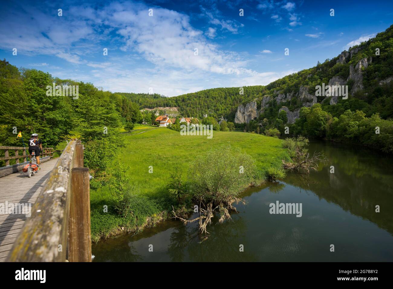 Cappella di San Giorgio e Raven Rock, vicino a Thiergarten, Parco naturale dell'Alto Danubio, alta Valle del Danubio, Danubio, Alb Svevo, Baden-Wuerttemberg, Germania Foto Stock