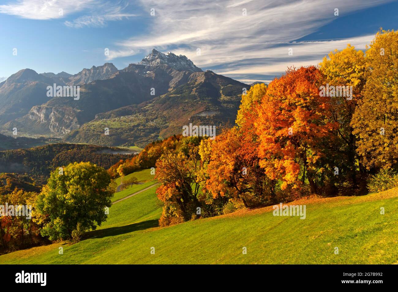 Autunno nel Chablais svizzero, dietro le cime dei Dents du Midi, Villars-sur-Ollon, Vaud, Svizzera Foto Stock