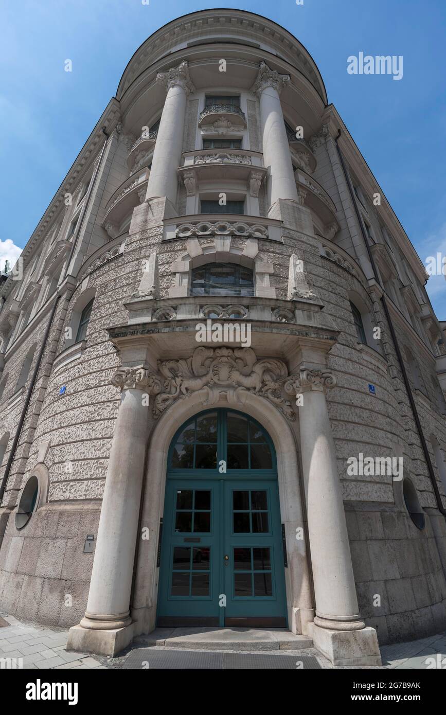 Casa d'angolo costruita nello stile neoclassico, 19 ° secolo, Monaco, Baviera, Germania Foto Stock