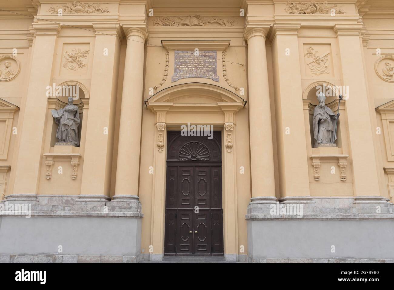 Due sculture di santi sulla facciata principale della Chiesa dei teatri, Monaco, Baviera, Germania Foto Stock