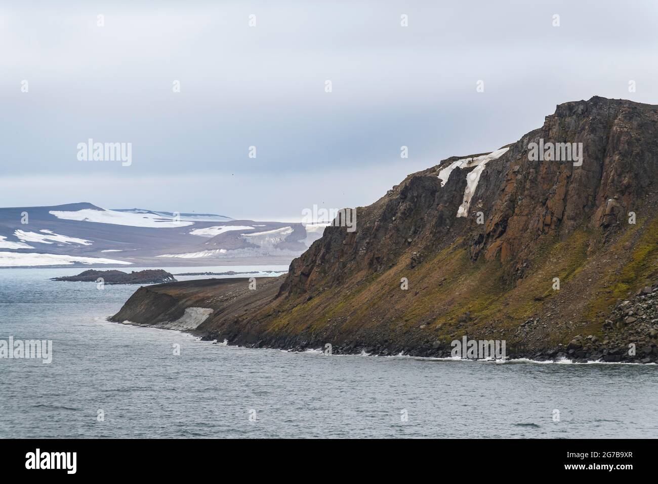 Scogliera asciutta sull'isola di Champ, arcipelago di Franz Josef Land, Russia Foto Stock