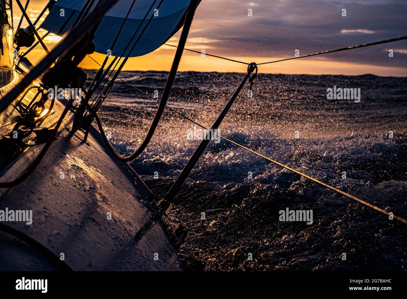 Mare del Nord in barca a vela su un mezzo tonner al tramonto Foto Stock