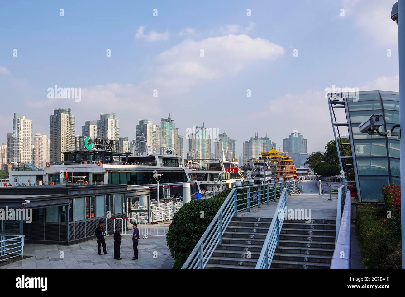 Molo delle barche sul fiume Huangpu, Shanghai, Repubblica popolare Cinese Foto Stock