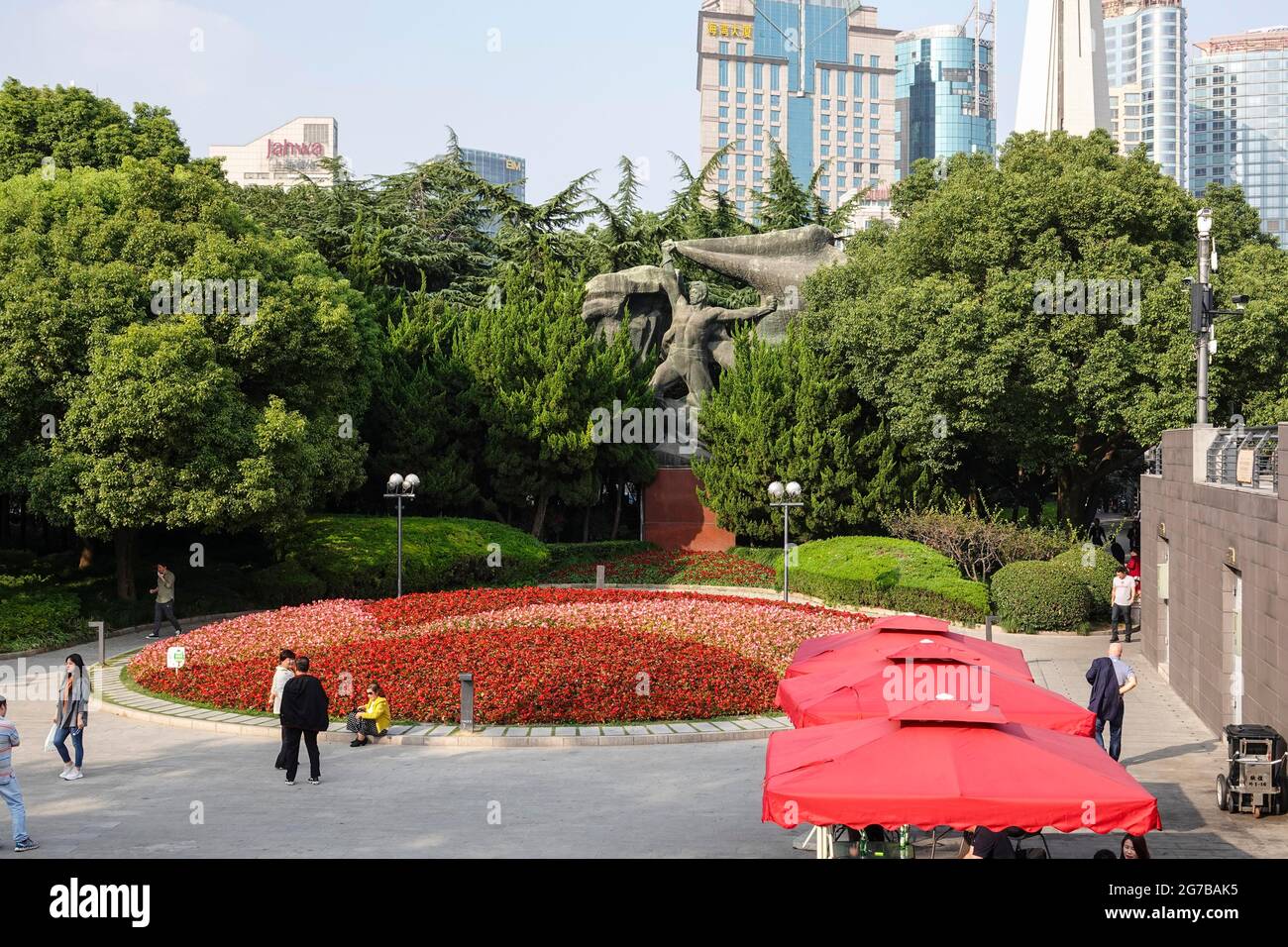 Parco con monumento comunista, il Bund, Shanghai, Repubblica popolare Cinese Foto Stock