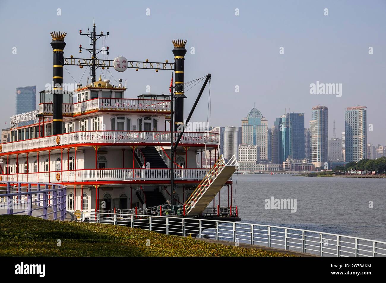 Barca turistica nello stile dei piroscafi del Mississippi sul fiume Huangpu, Shanghai, Repubblica popolare Cinese Foto Stock