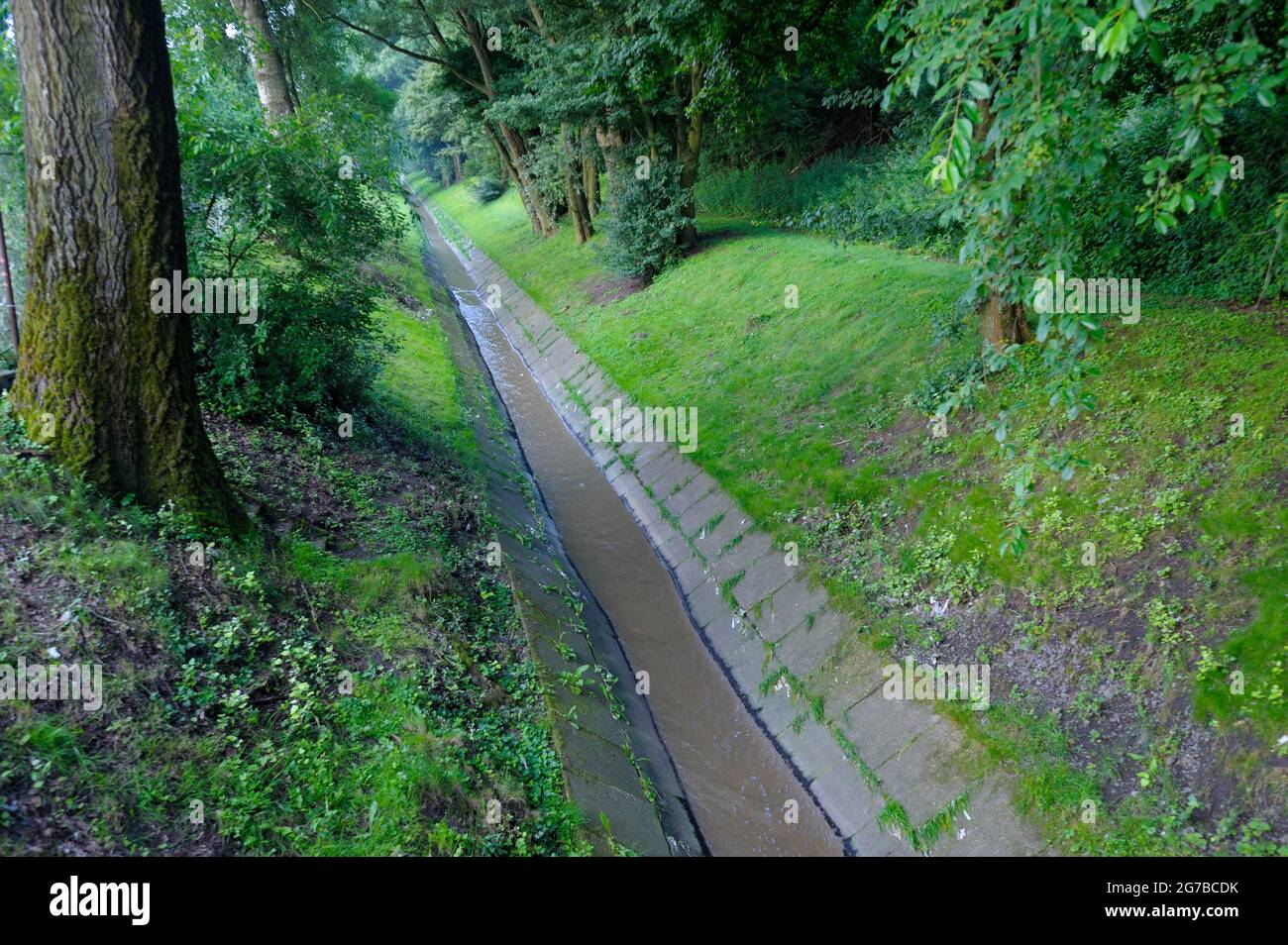 Laeppkes Muehlenbach, canale delle acque reflue per l'Emscher, Koettelbecke, di fronte alla rinaturazione nel 2013, luglio, Oberhausen, Ruhr Area, Nord Foto Stock