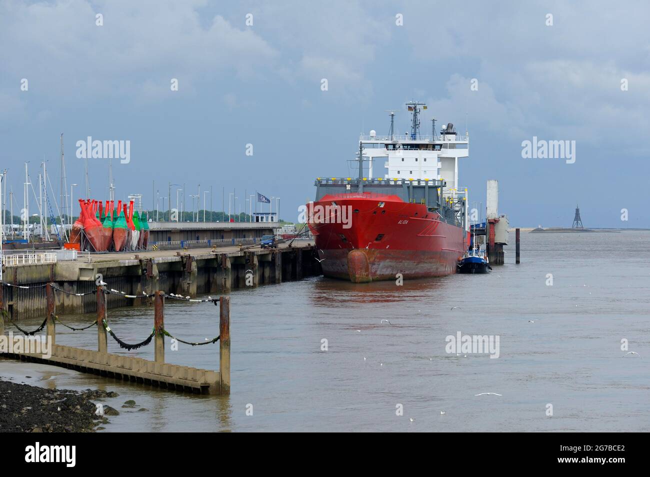 Freighter nel porto, Cuxhaven, vista dall'Alte Liebe, luglio, Cuxhaven, bassa Sassonia, Germania Foto Stock