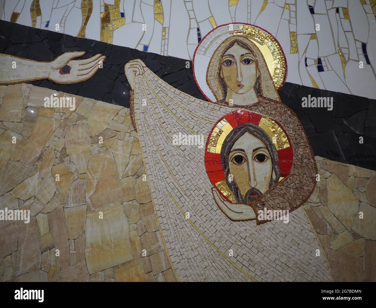 Mosaico nella Basilica di San Pio di Pietrelcina, anche Santuario di Padre Pio, architetto Renzo piano, San Giovanni Rotondo, Puglia, Italia Foto Stock