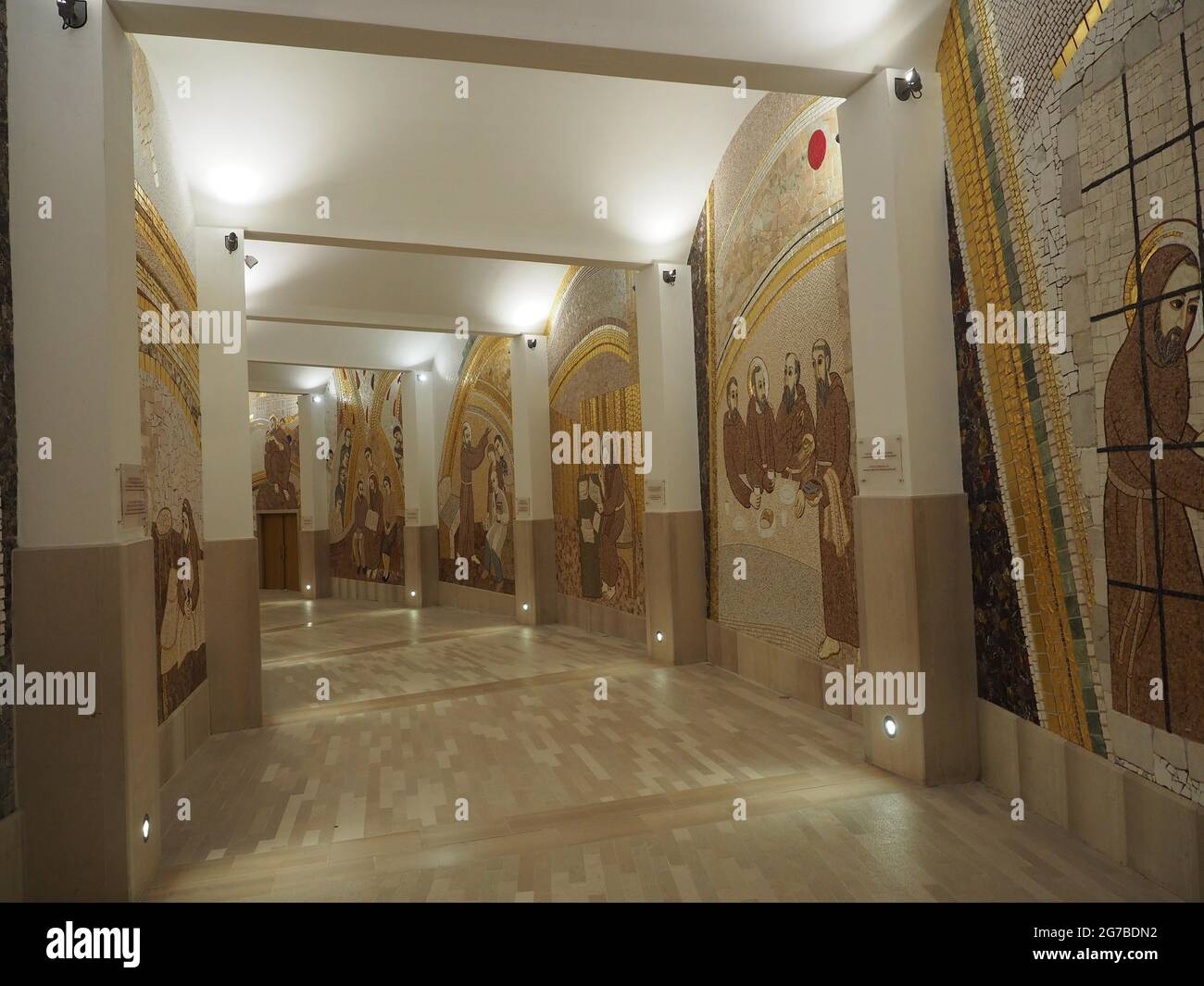 Mosaici nella Basilica di San Pio di Pietrelcina, conosciuta anche come Santuario di Padre Pio, architetto Renzo piano, San Giovanni Rotondo, Puglia Foto Stock