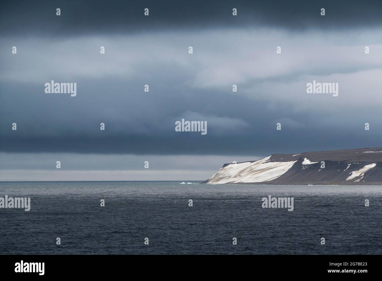 Moody illumina Capo Trieste, arcipelago Franz Josef Land, Russia Foto Stock