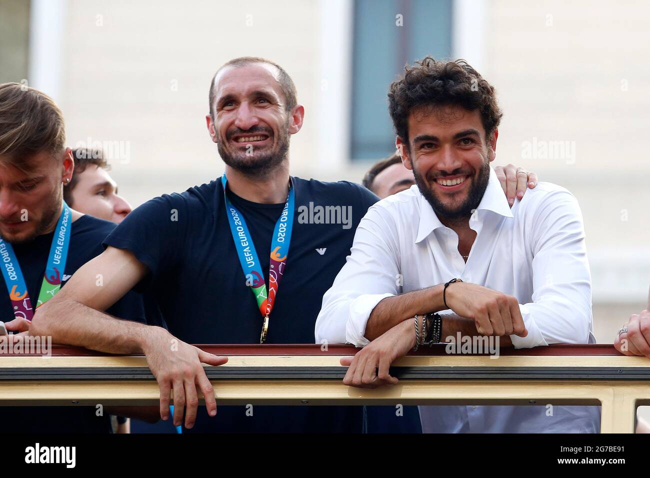 Roma, Italia. 12 luglio 2021. Il team nazionale italiano (Giorgio Chiellini e il tennista Matteo Berrettini), trasporta la UEFA Euro 2020 Cup in giro per Roma su un autobus scoperto, accolto da migliaia di tifosi. L'autobus è partito da piazza colonna ed ha raggiunto Piazza Venezia. Roma (Italia), 12 luglio 2021 Foto Samantha Zucchi Insifefoto Credit: Insifefoto srl/Alamy Live News Foto Stock