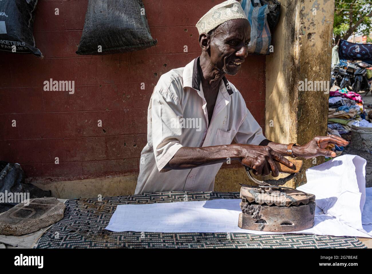 Molte stirare con ferro molto vecchio, area di lavaggio pubblico, Kano, stato di Kano, Nigeria Foto Stock
