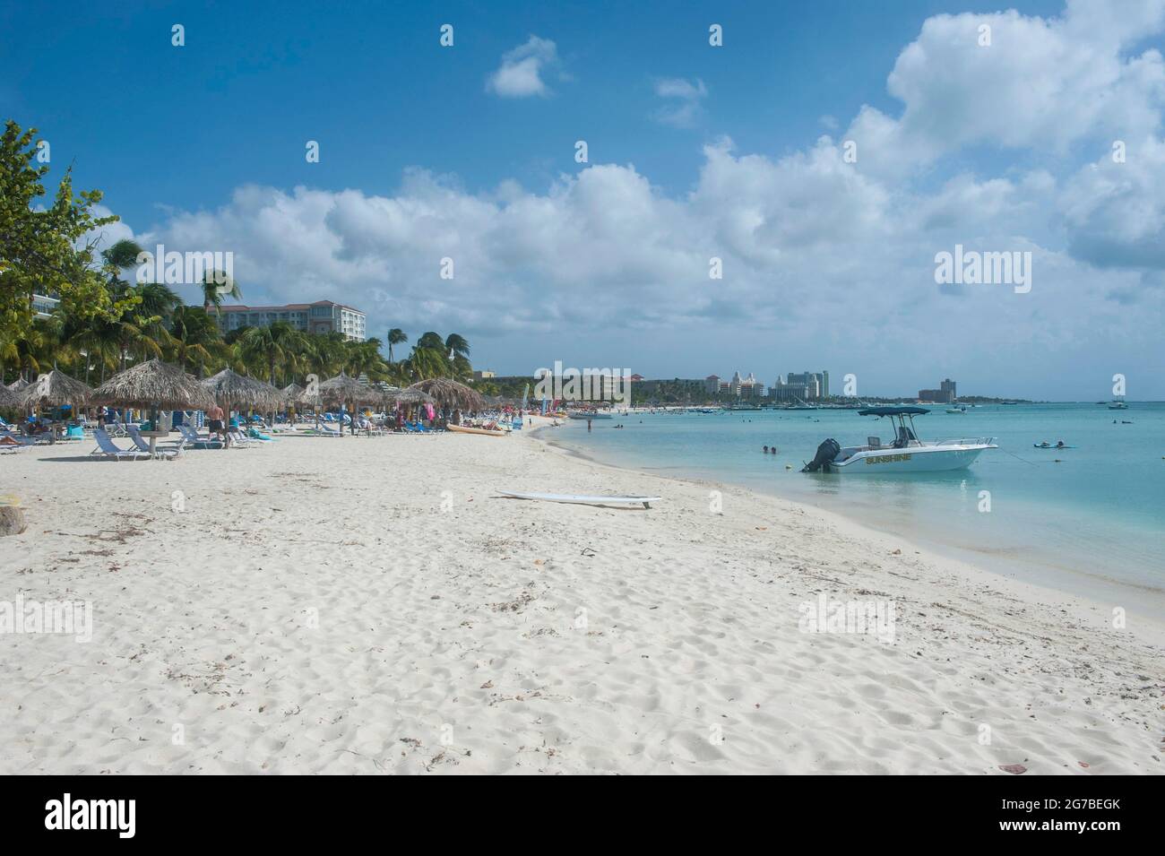 Acque turchesi e sabbia bianca spiaggia di Arashi, Aruba, Isole ABC, antille Olandesi, Caraibi Foto Stock