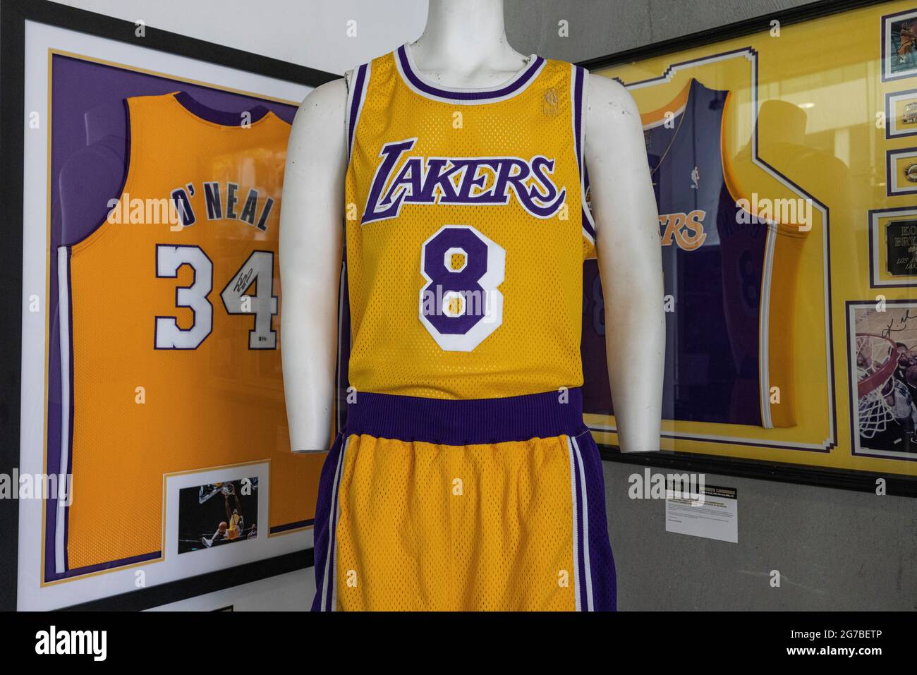 Sports Legends Auction si è tenuta all'asta di Julien. Cimeli sportivi  firmati da leggende dello sport tra cui divise, palle e carte. Tuta per  lakers Kobe Bryant n. 8. 7/12/2021 Beverly Hills,