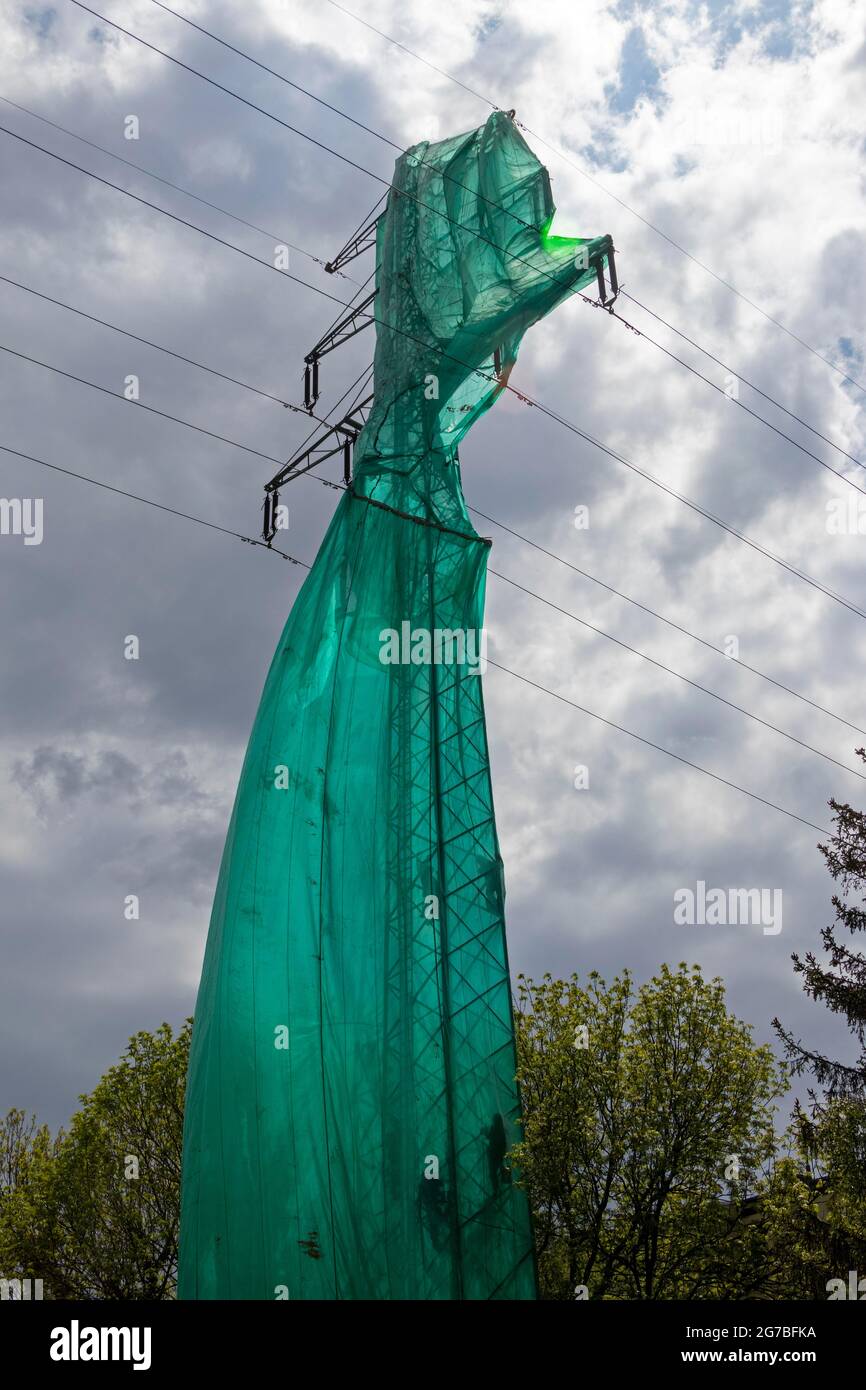 Pilone ad alta tensione ricoperto di telone per lavori di manutenzione, sagome dei tecnici, Wilhelmsburg, Amburgo, Germania Foto Stock