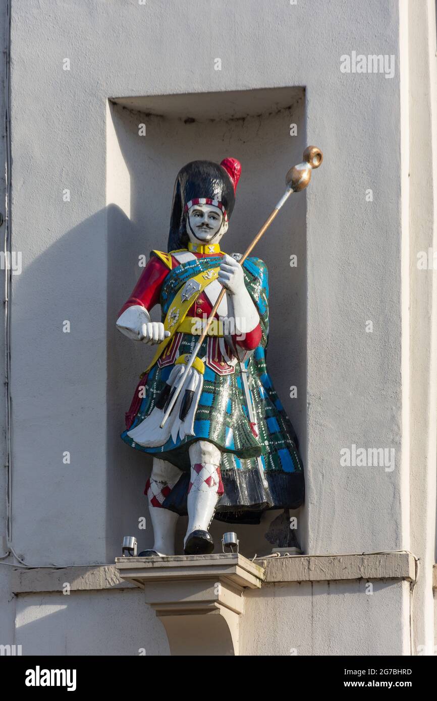 La statua del soldato Kilted Highland all'ingresso del 17 ° secolo Salutation Hotel, South Street, Perth, Perth e Kinross, Scozia, Regno Unito Foto Stock