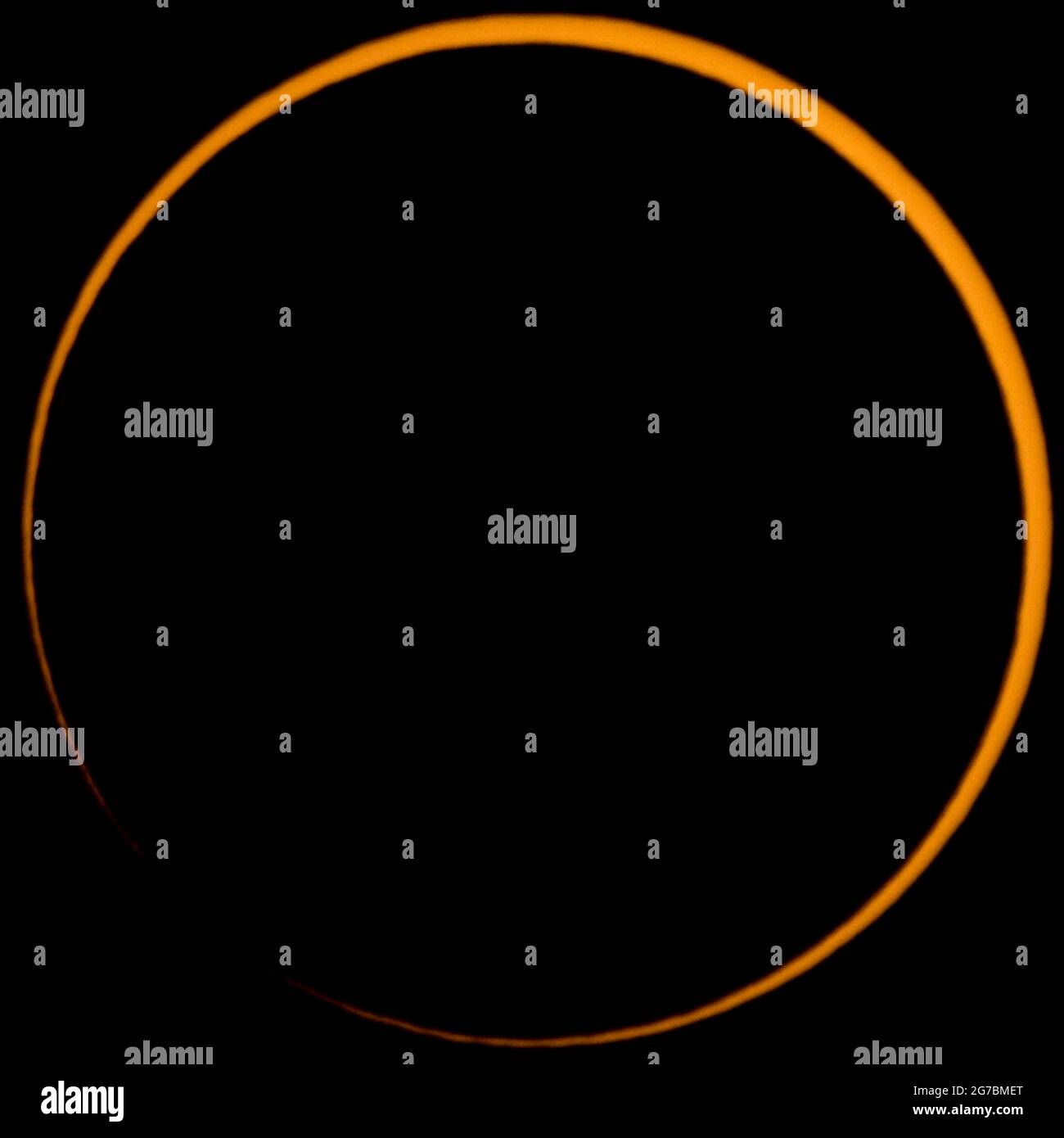 Secondo contatto di un'eclissi solare anulare Foto Stock