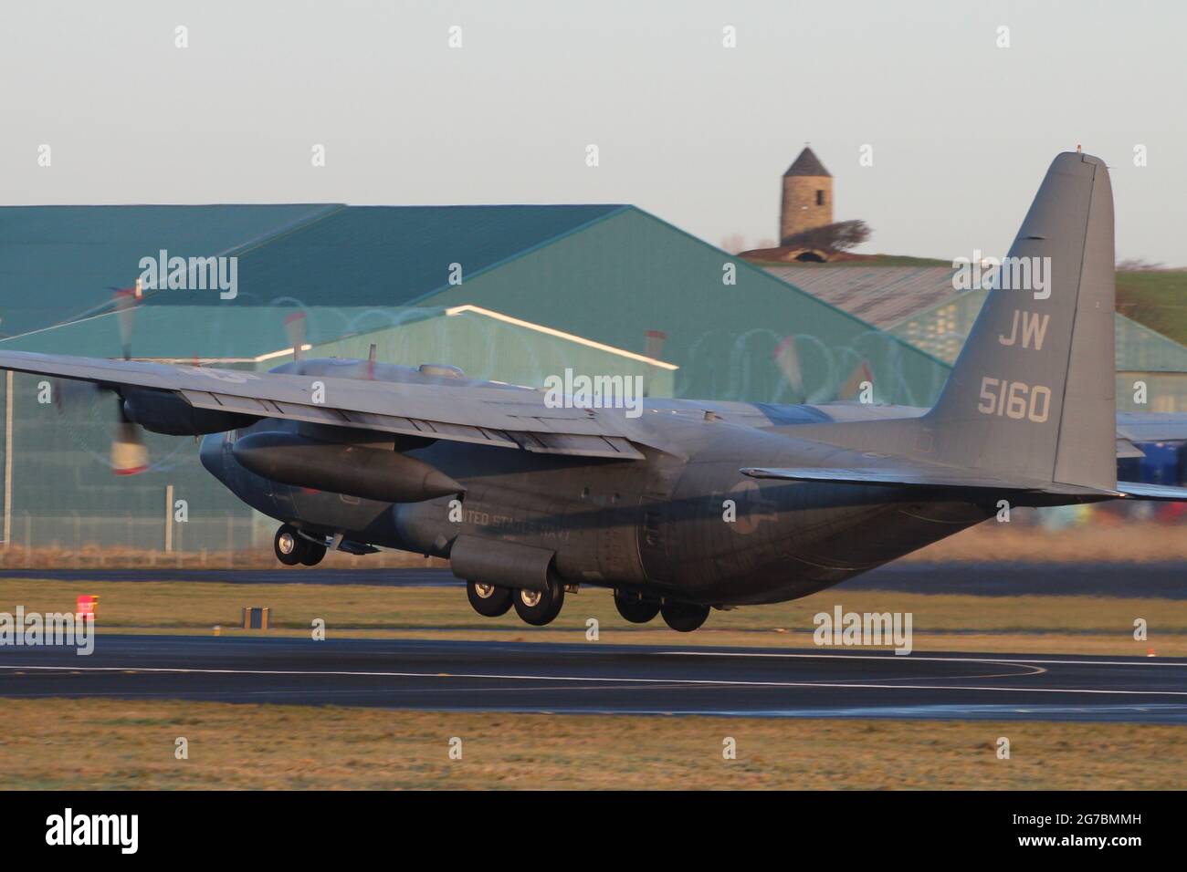 165160, un Lockheed C-130T Hercules gestito dalla marina degli Stati Uniti, all'aeroporto internazionale di Prestwick in Ayrshire, Scozia. Foto Stock