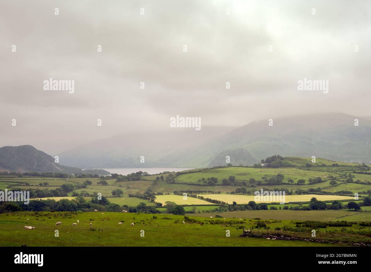 Vista dell'acqua di Ennerdale nelle nuvole in un pomeriggio estivo, Lake District, Inghilterra Foto Stock