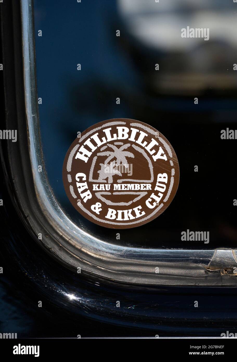 Una decalcomania di Hillbilly Car and Bike Club sulla finestra di un'auto d'epoca in esposizione in una mostra di auto classiche a Santa Fe, New Mexico. Foto Stock