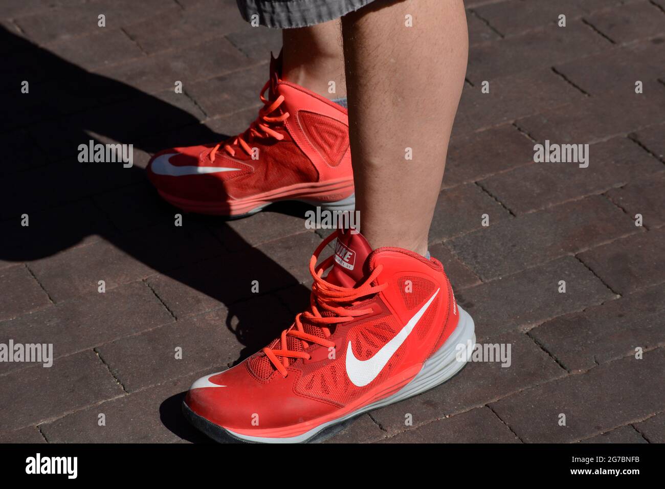 Un uomo indossa un paio di scarpe da tennis rosse Nike prime Hype DF a  Santa Fe, New Mexico Foto stock - Alamy