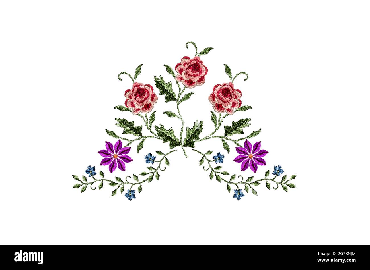 Delicato bouquet ricamato con ciuffi di rose rosso-rosa e fiori di clementina viola brillante su sfondo bianco. Foto Stock
