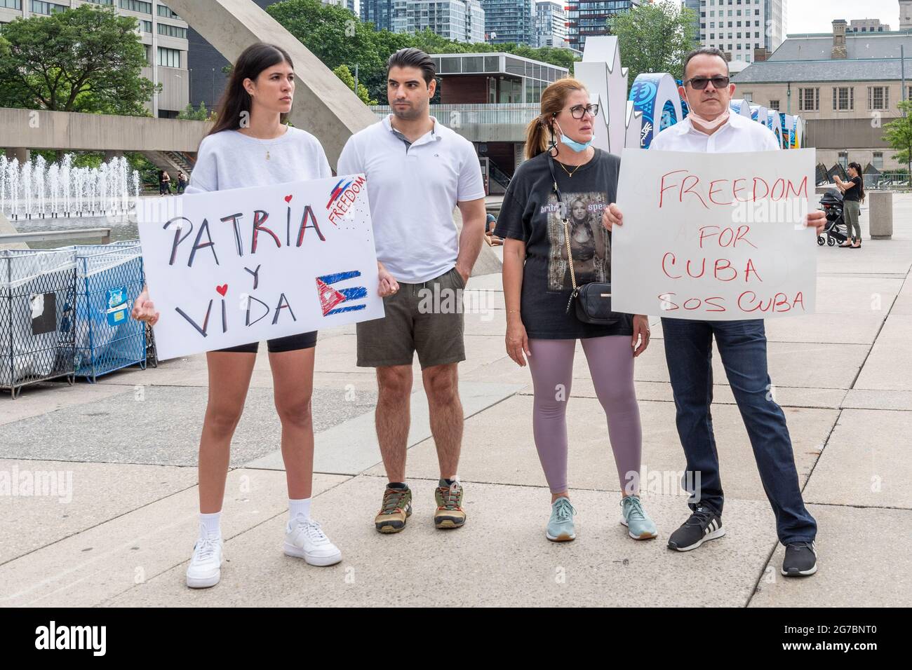 I membri della comunità cubana di Toronto, Canada, manifestano a sostegno delle proteste per il cambiamento nell'isola caraibica. Sono anche esigenti c Foto Stock