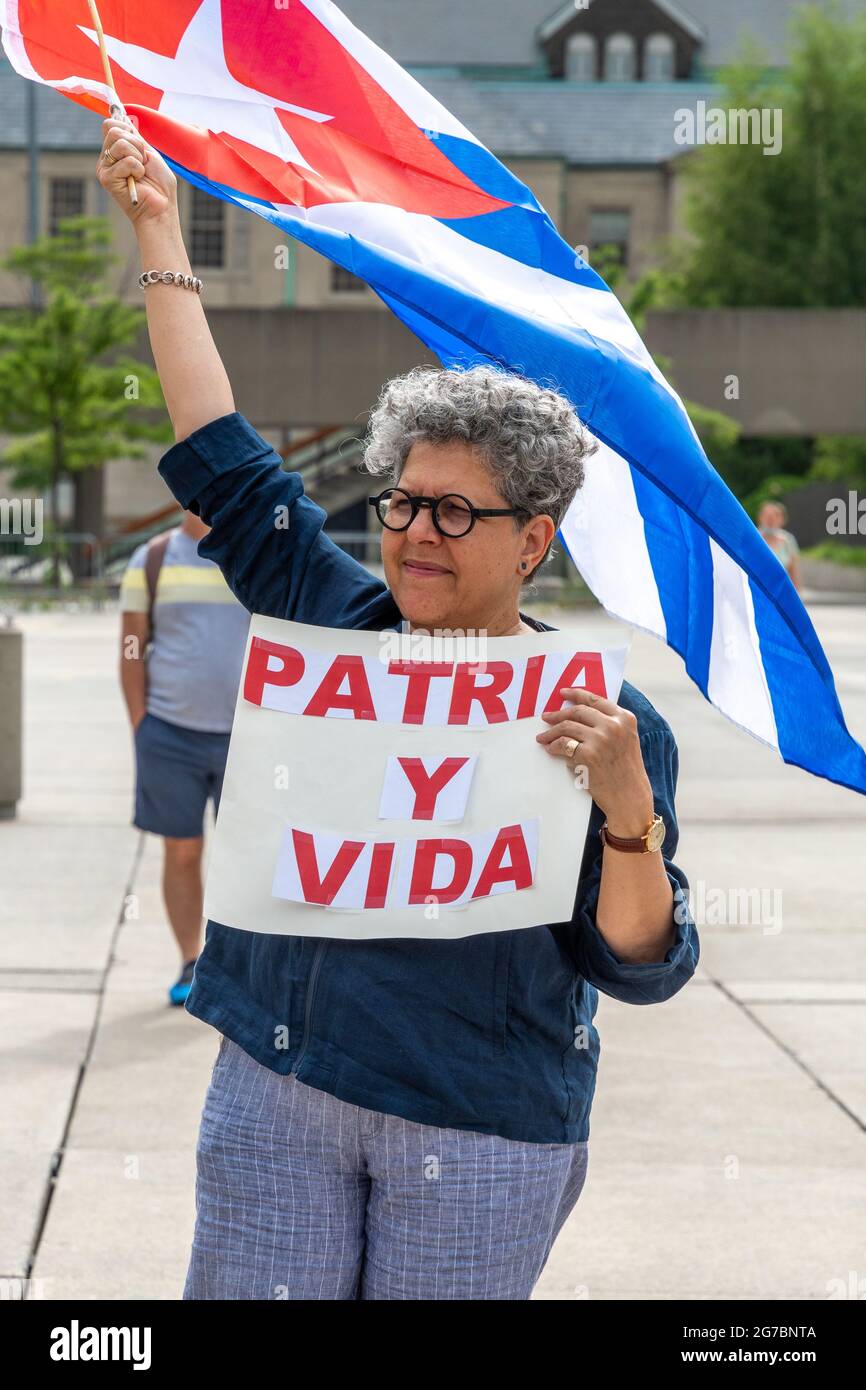 I membri della comunità cubana di Toronto, Canada, manifestano a sostegno delle proteste per il cambiamento nell'isola caraibica. Sono anche esigenti c Foto Stock