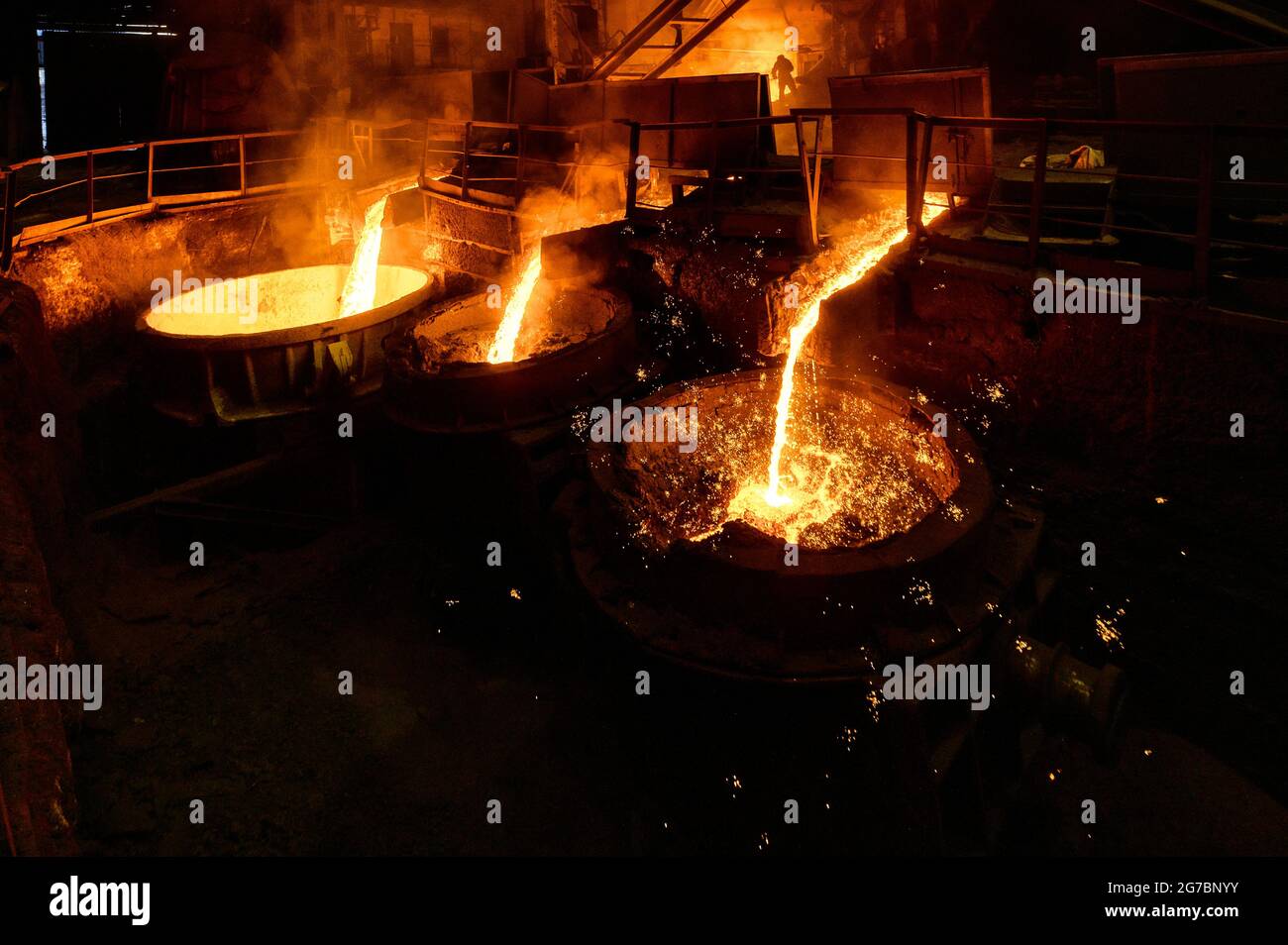 Un getto di acciaio fuso viene versato in siviere. Industria metallurgica Foto Stock