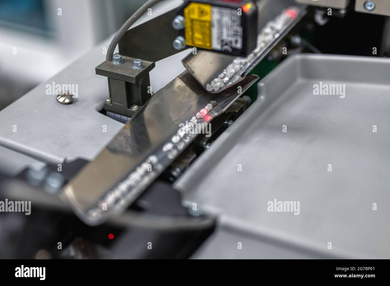 Smistamento automatico dei diamanti, moderne tecnologie di visione artificiale Foto Stock