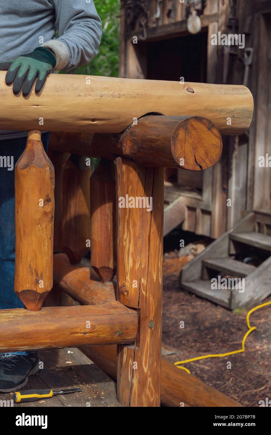 Costruzione di ringhiere su una cabina di ceppo Foto Stock