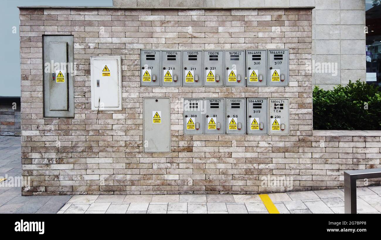 Panel de interruptores de energía eléctrica con puerta cerrada. Caja de fusibles. Foto Stock
