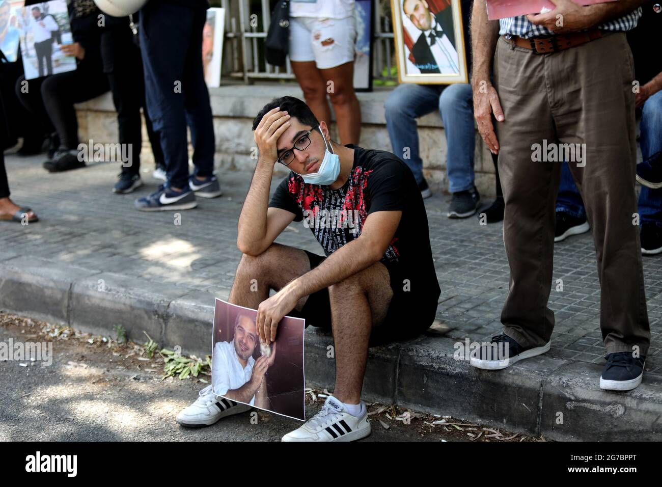 Beirut, Libano. 12 luglio 2021. Famiglie delle vittime della protesta di esplosione del 4 agosto davanti al Palazzo di Giustizia di Beirut, Libano, il 12 luglio 2021. Le famiglie delle vittime morte nelle esplosioni di Beirut il 4 agosto 2020 hanno attuato diverse marce e sit-in negli ultimi giorni, chiedendo giustizia per i loro cari, quasi un anno dopo l'incidente. Credit: Bilal Jawich/Xinhua/Alamy Live News Foto Stock