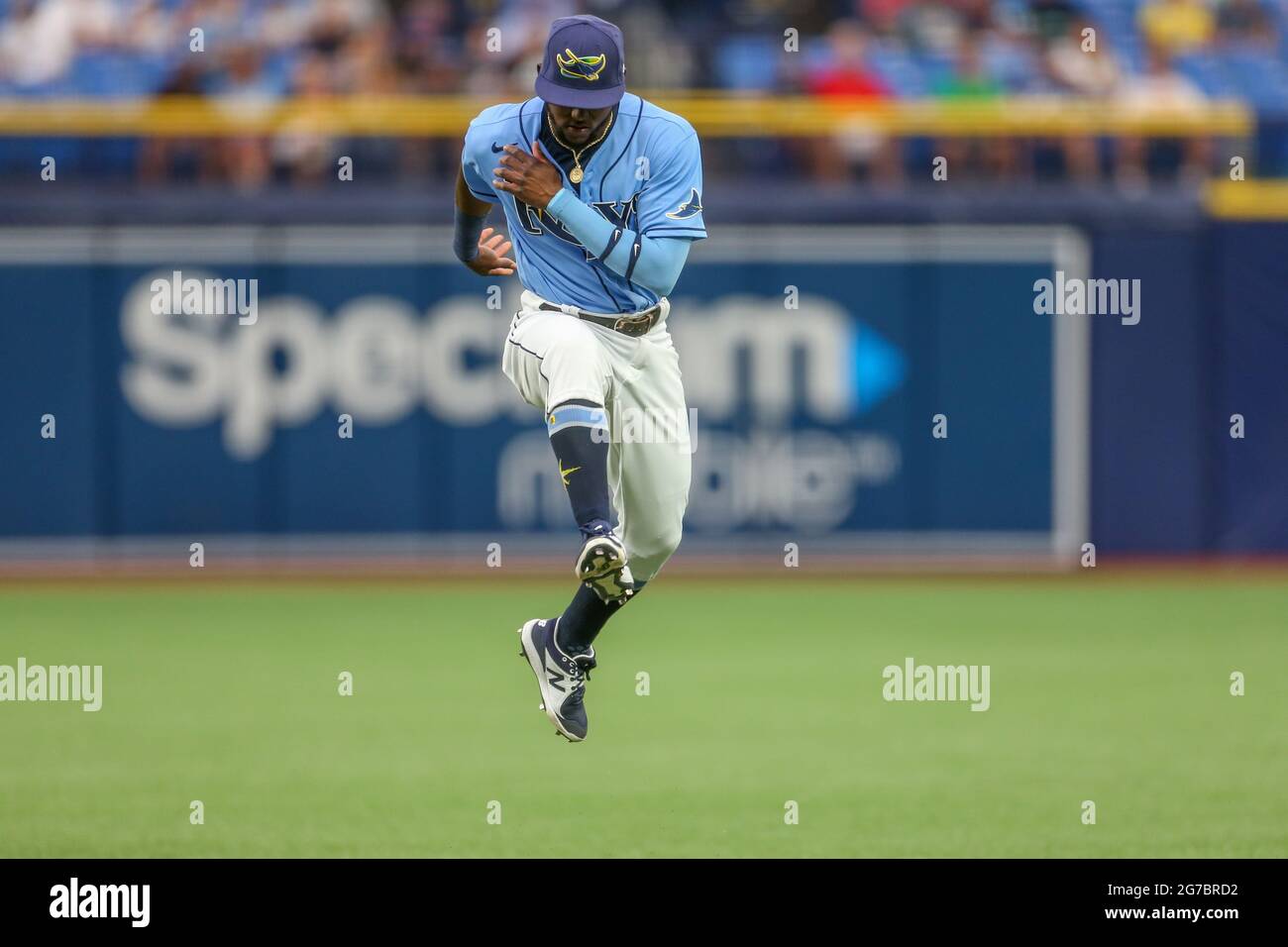 San Pietroburgo, Florida. USA; Tampa Bay rays outfielder Vidal Brujan (7) corre e salta durante i riscaldamenti di pre-partita prima di una partita di baseball della Major League di nuovo Foto Stock