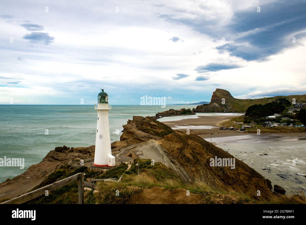 Il faro di Castlepoint si trova in alto sulla scogliera che si affaccia sull'oceano per guidare le navi lontano dalle rocce, Wairarapa, Nuova Zelanda Foto Stock