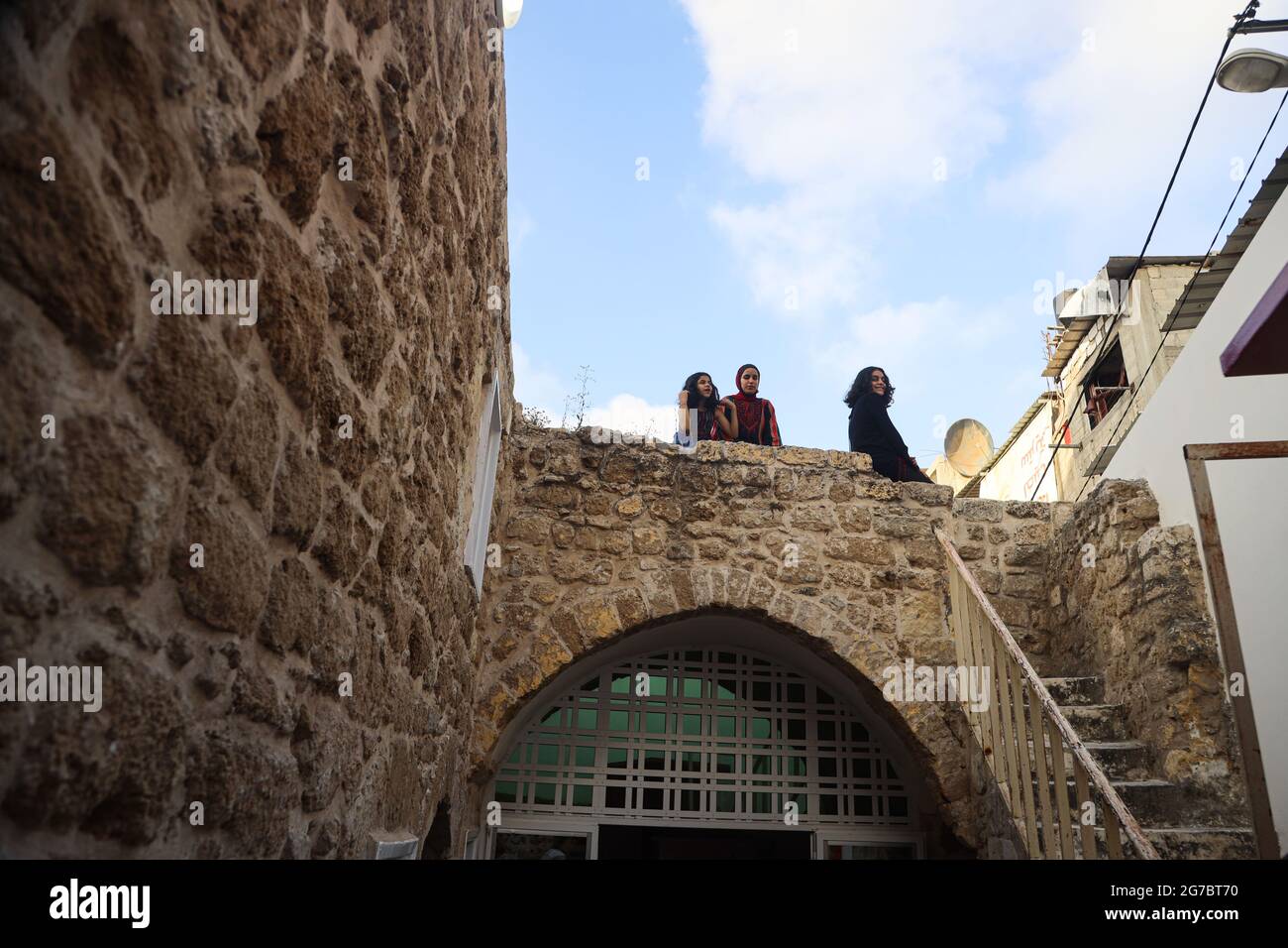 Gaza. 12 luglio 2021. La gente visita la casa archeologica di al-Ghussein dopo il suo restauro nella città di Gaza, 12 luglio 2021. La casa archeologica di al-Ghussein fu costruita intorno al 1800, il Goethe-Institut tedesco restaurò la casa con le istituzioni partner locali per trasformarla in un centro culturale e luogo di incontro. Credit: Rizek Abdeljawad/Xinhua/Alamy Live News Foto Stock