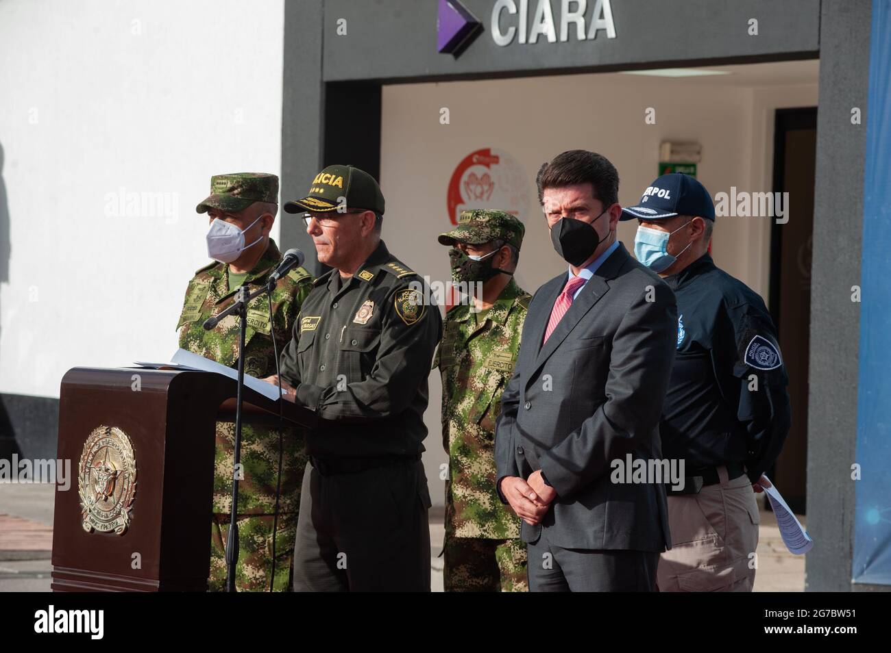 Bogotà, Colombia. 12 luglio 2021. Il maggiore generale della polizia colombiana Jorge Luis Vargas parla durante una conferenza stampa sono stati i membri di alto rango militari e della polizia maggiore generale dell'esercito colombiano, Luis Fernando Navarro, maggiore generale dell'esercito Eduardo Zapateiro, maggiore generale della polizia Jorge Luis Vargas e ministro della Difesa colombiano, Diego Molano fornisce nuove informazioni sui colombiani coinvolti nell'assassinio del presidente haitiano Jovenel Moise. A Bogotà, Colombia, il 12 luglio 2021. Credit: Long Visual Press/Alamy Live News Foto Stock