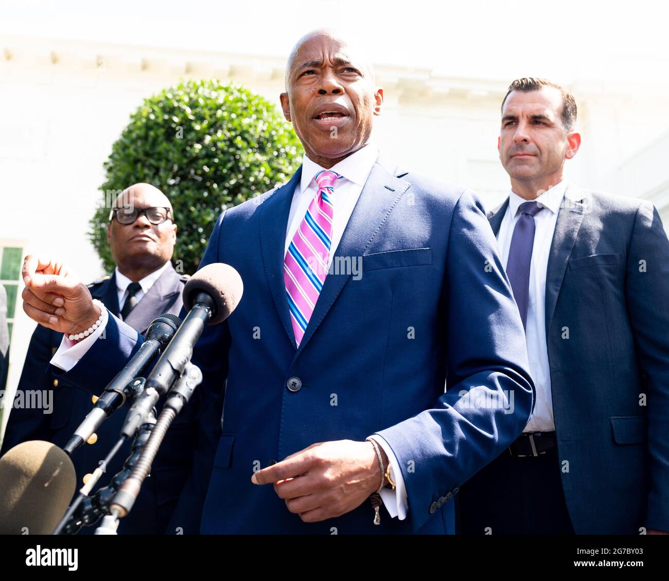 Washington, Stati Uniti. 12 luglio 2021. Il presidente del Brooklyn Borough Eric Adams parla ai giornalisti della Casa Bianca. Credit: SOPA Images Limited/Alamy Live News Foto Stock