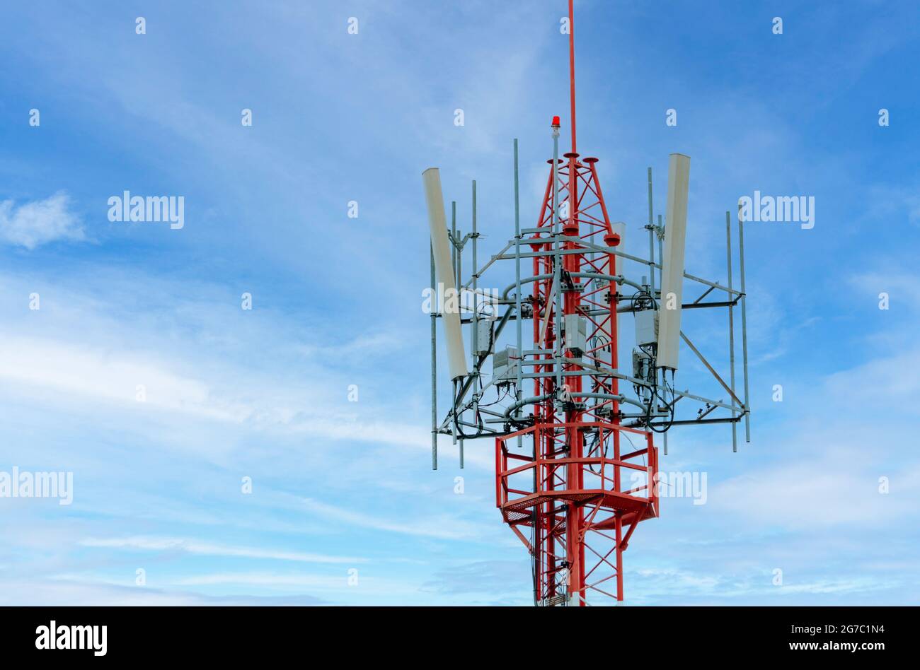Torre di telecomunicazione con cielo blu e nuvole bianche sfondo. Antenna sul cielo blu. La radio e la tv pole. La tecnologia della comunicazione. Telecommun Foto Stock