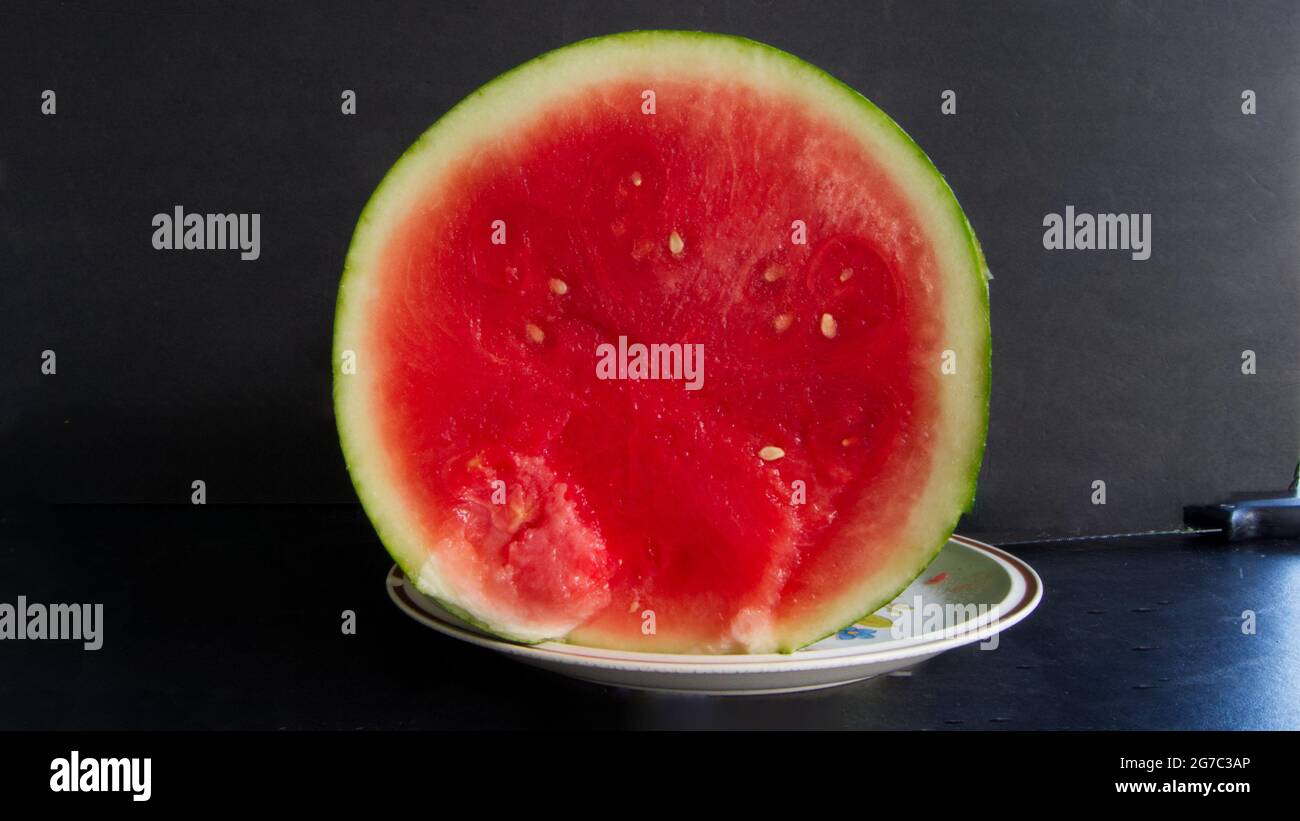Un cocomero affettato su un piatto di vetro Foto Stock