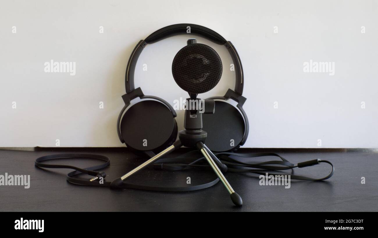 Un microfono USB e cuffie Foto Stock Un microfono USB e cuffie Foto Stock