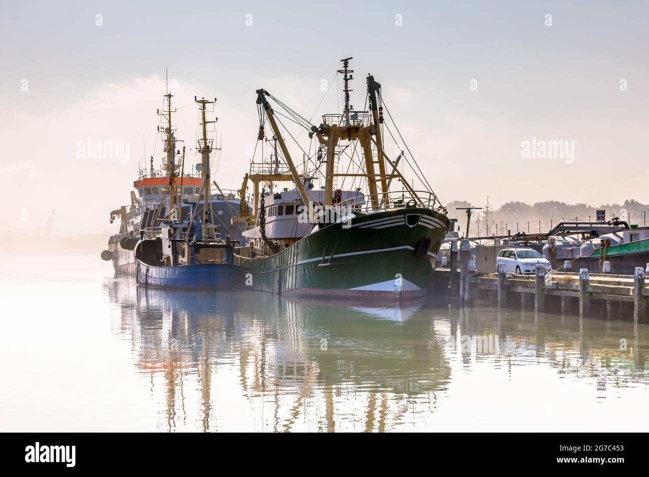 Navi da pesca moderne in condizioni meteorologiche avverse nel porto di Stellendam, nella provincia di Zeeland, Paesi Bassi. Foto Stock