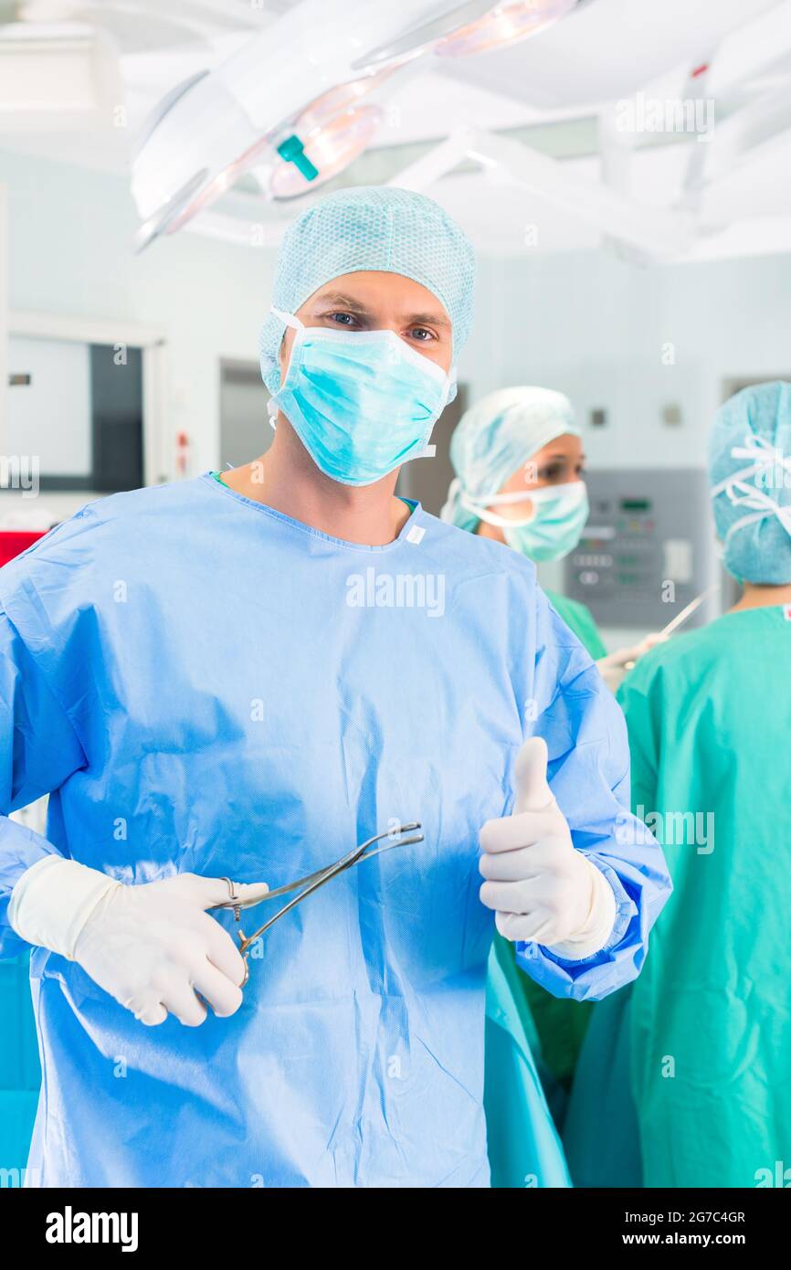 Hospital - équipe chirurgica in sala operatoria o Op di una clinica operante su un paziente, forse è il caso di emergenza Foto Stock