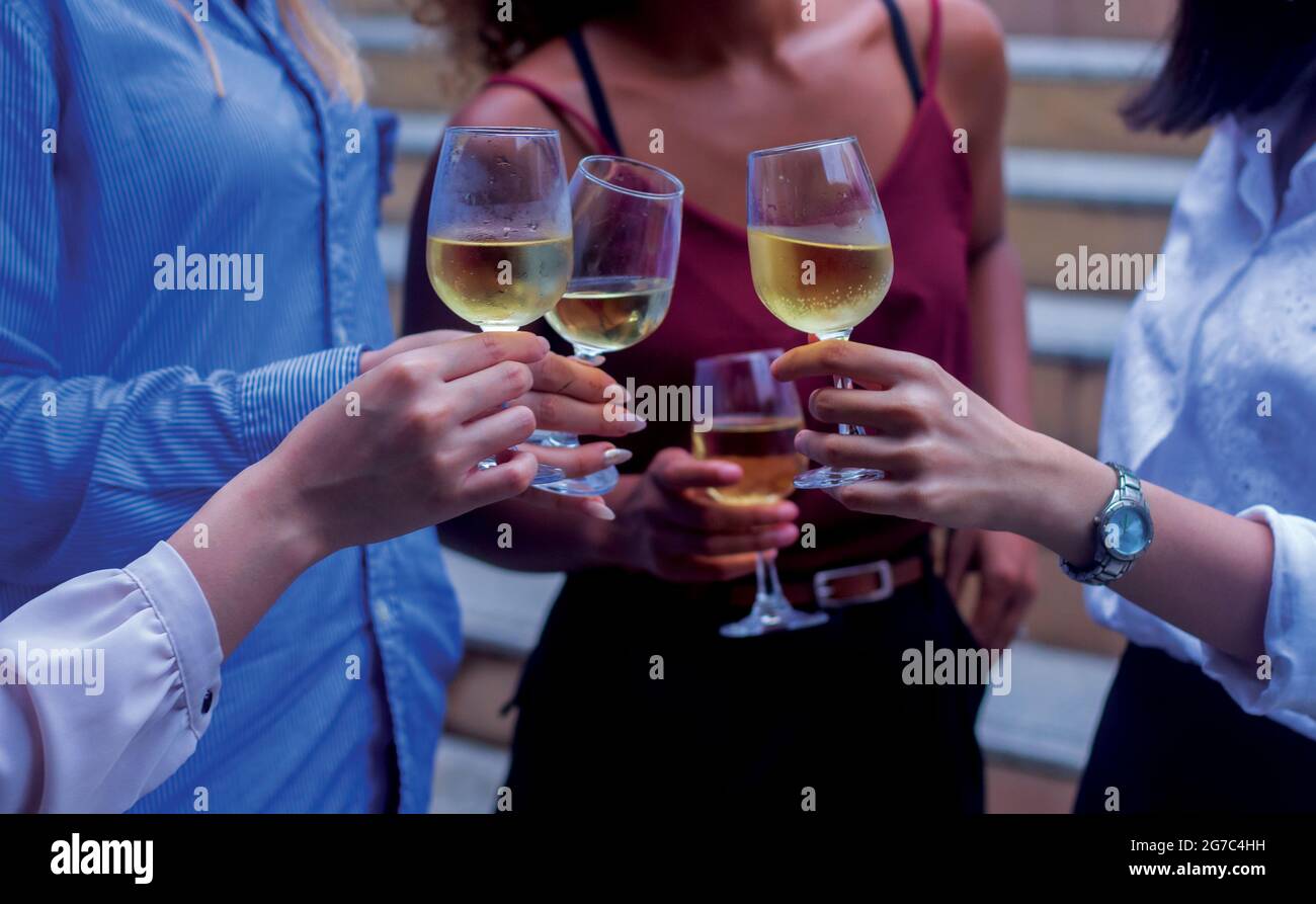 Team aziendale che è felice di celebrare la vittoria in ufficio bicchieri alcolici insieme con vino e champagne Foto Stock